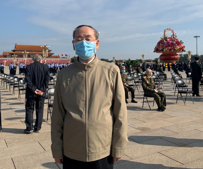 缅怀革命先烈谱写时代新篇我委正部级老同志包叙定参加向人民英雄纪念