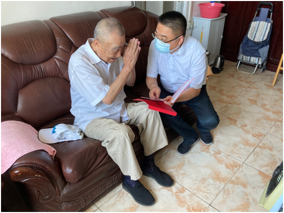 局领导登门为姚卫同志祝贺生日