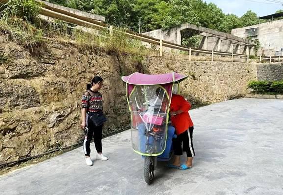 在铜仁市碧江区响塘龙社区，跨区域搬迁工作组成员袁海燕（左）与田江英交谈（5月8日摄）。 新华社记者 向定杰 摄
